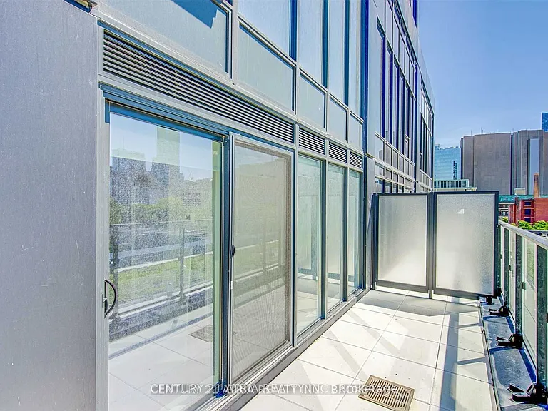 203 College St #512 — Photo 24