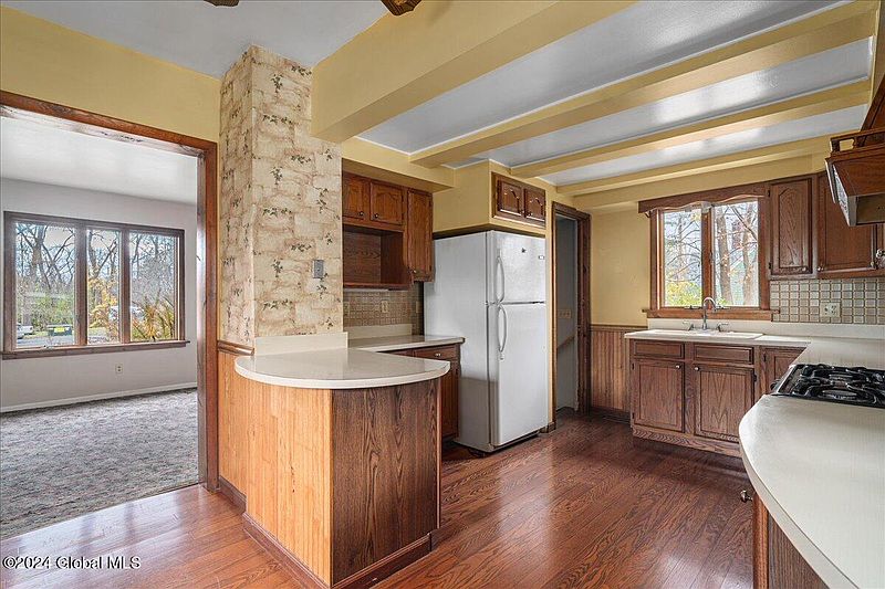 4th image of 128 Lakehill Road