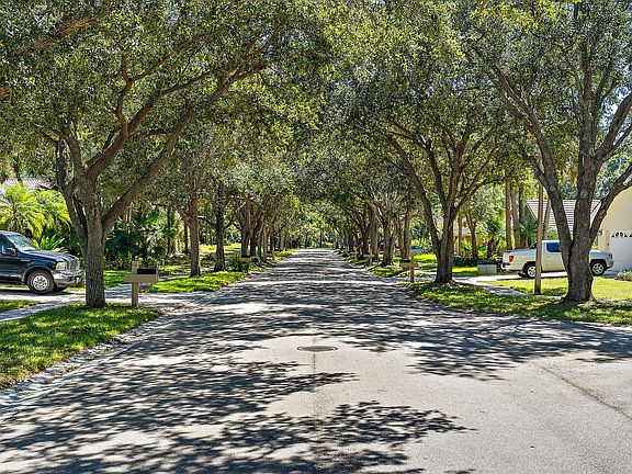 5th image of 18564 Lake Bend Dr