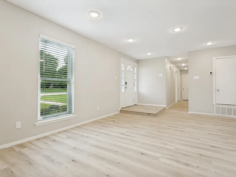 2117 Oak Brook Dr — Photo 3