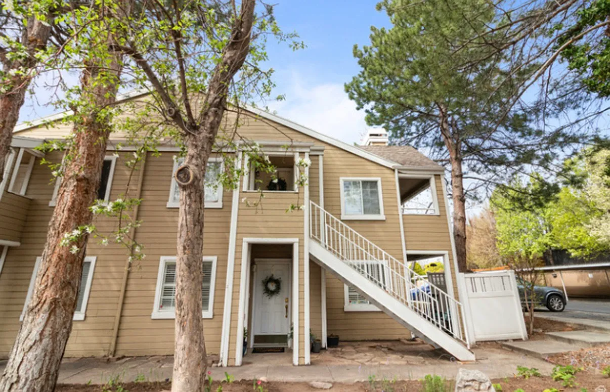 3 bed, 1200 sqft, $2,200 — Photo 1