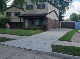 347 Shore Dr, Lincoln Park, MI 48146