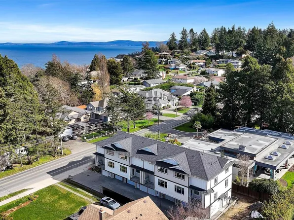 1559 Ash Rd #3, Saanich, BC V8N 2S9