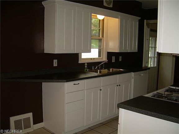 4th image of 2366 Bellfield Ave