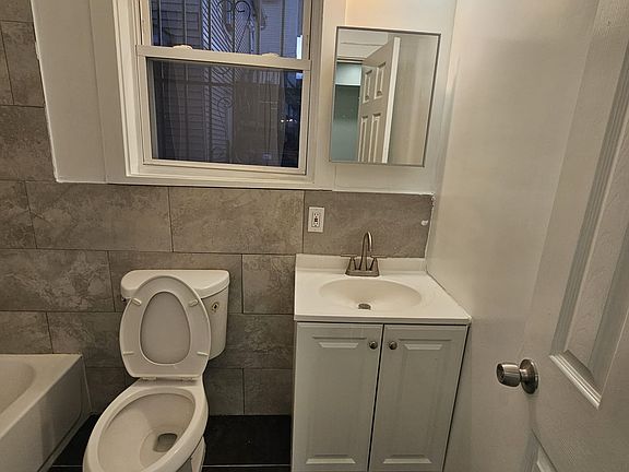 5th image of 460 William St Floor 1