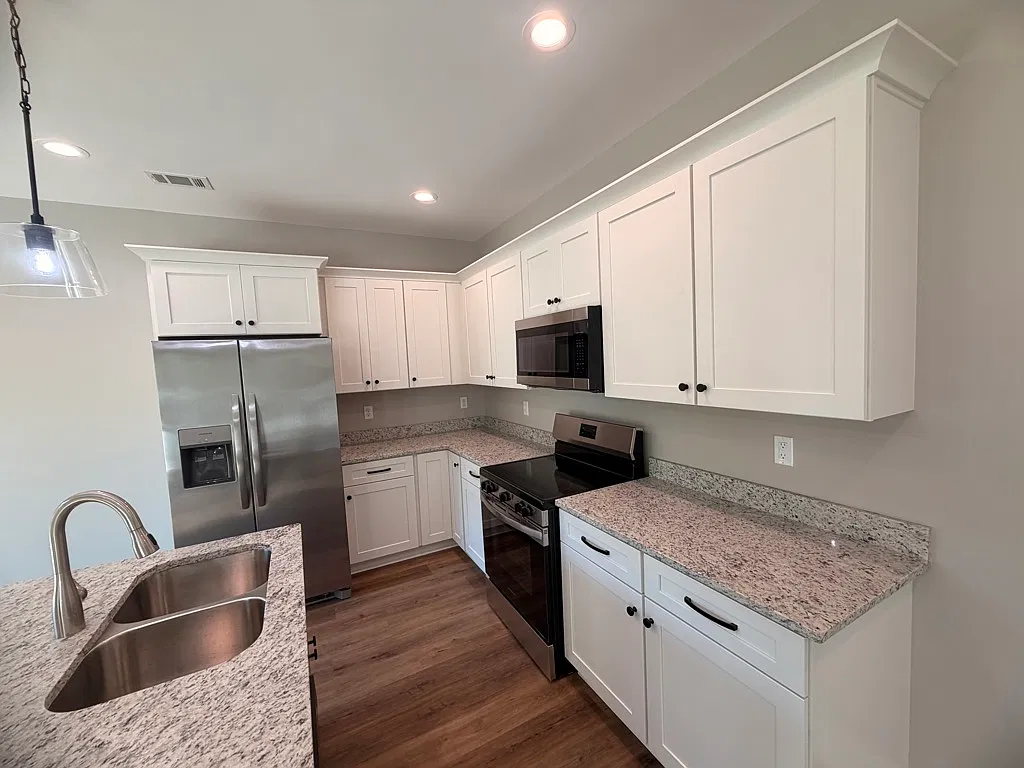 Luxurious 3 Bedroom Townhome — Photo 4