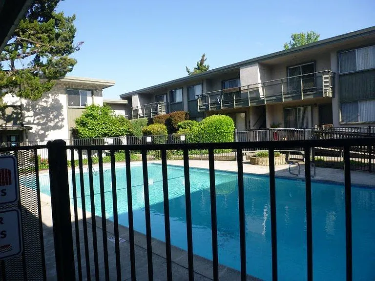 Shelfield Apartments — Photo 15