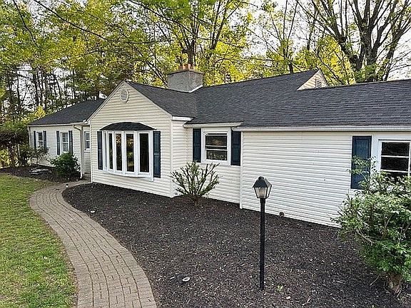 2nd image of 1565 Eastview Dr