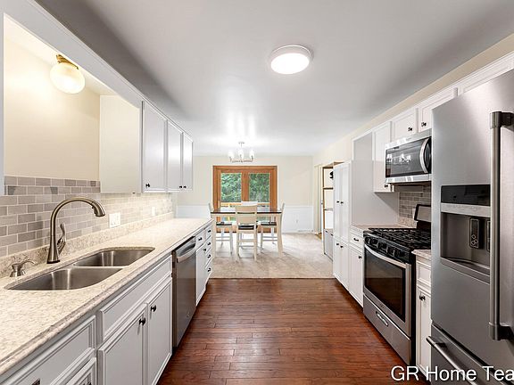 3rd image of 4542 Terry Dr SE