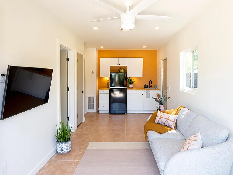 505 W Virginia Ave — Photo 2