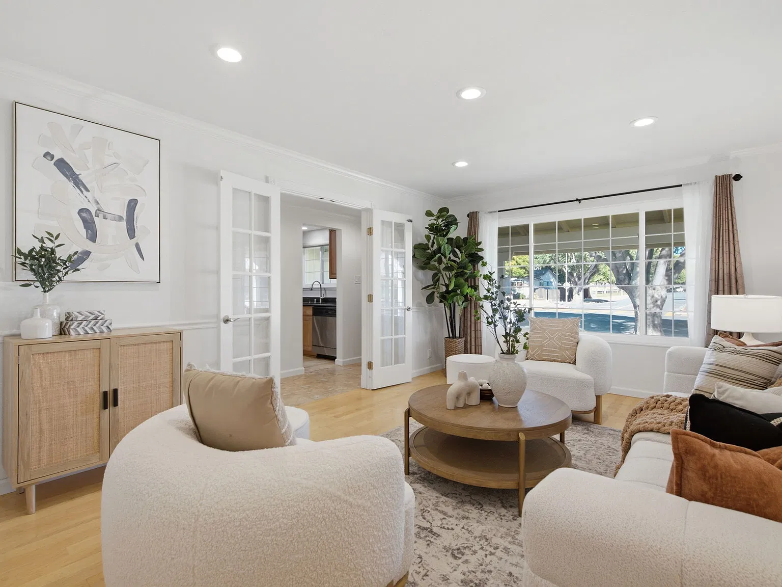 3 bed, 1372 sqft, $4,300 — Photo 4