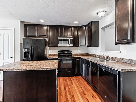 3rd image of 135 Auburn Dr