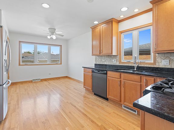 3rd image of 3821 Emerson Dr