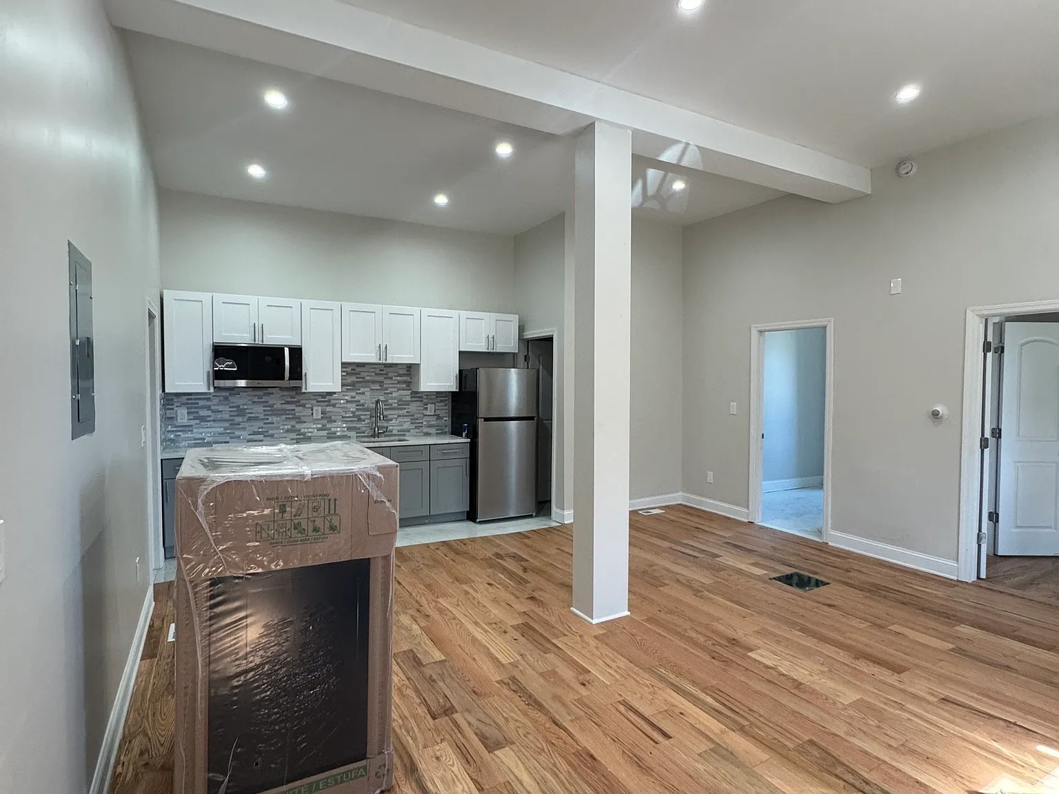 3 bed, 1.0 bath, 1000 sqft, $1,900 — Photo 2
