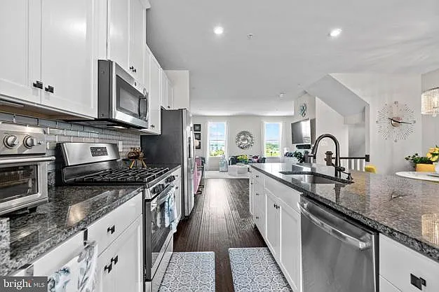 619 Colindale St — Photo 9