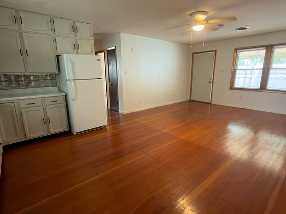 2nd image of 2909 Elm St