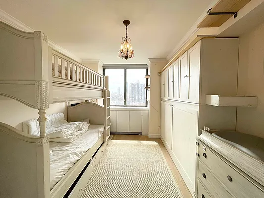 Rented by City Connections Realty | media 7