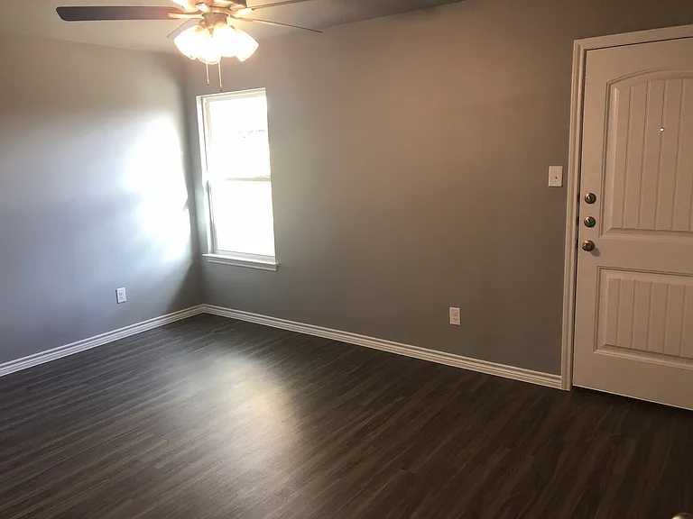 1818 Castroville Trl #B — Photo 11