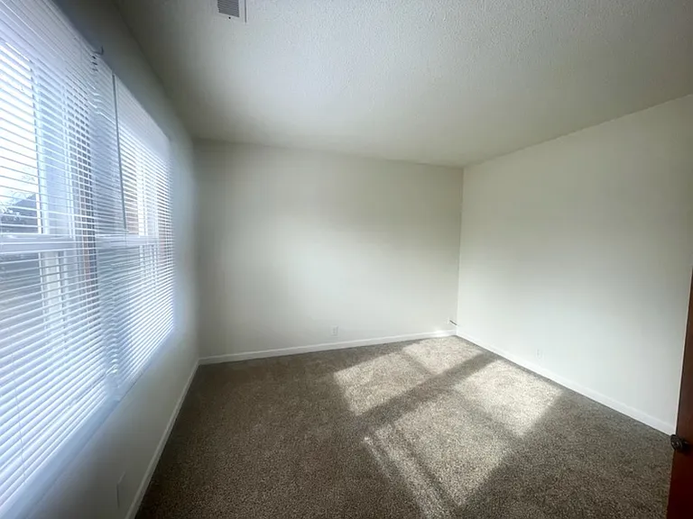 400-402 W Charter Dr #2 — Photo 4
