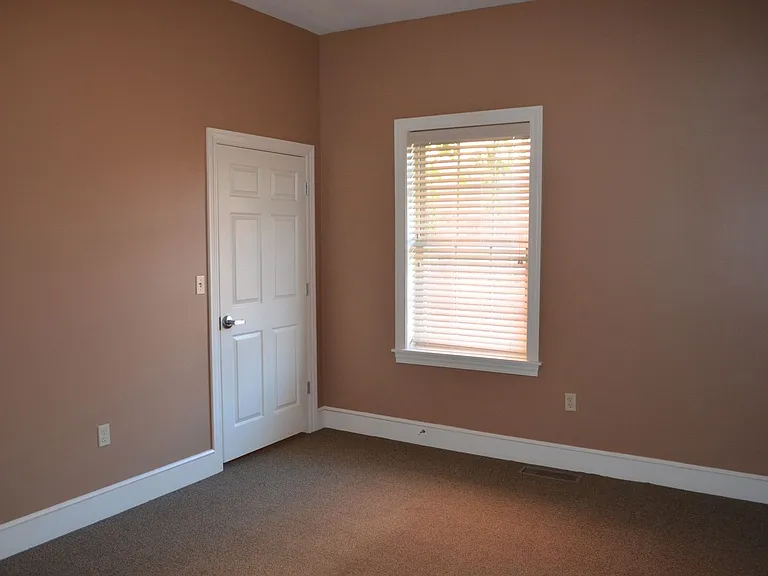 1013 E. Walnut — Photo 11