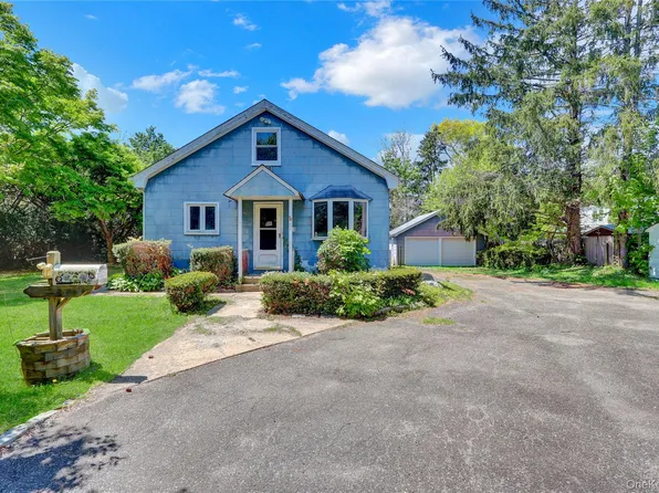 11 5th Avenue S, Huntington Station, NY 11746