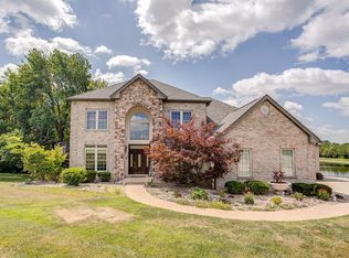 2 Eagle Lake Dr, Columbia, IL 62236