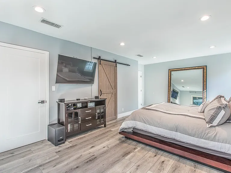 1207 Greenacre Ave — Photo 16