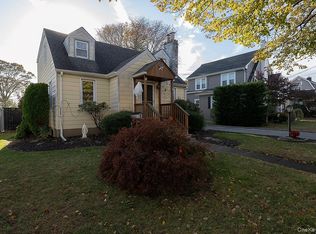 471 Windsor Pl, Oceanside, NY 11572