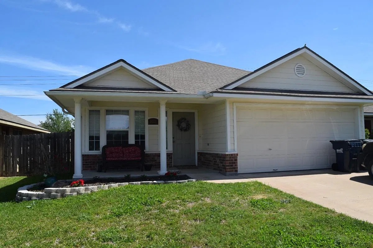 3 bed, 1235 sqft, $1,725 — Photo 1