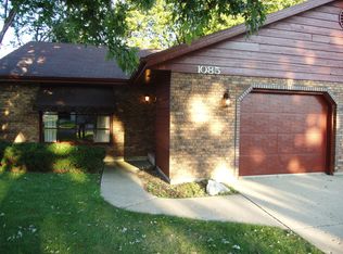1085 Iroquois Dr, Elgin, IL 60120