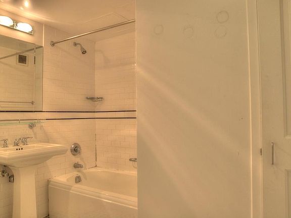 5th image of 350 W 43rd St APT 42F