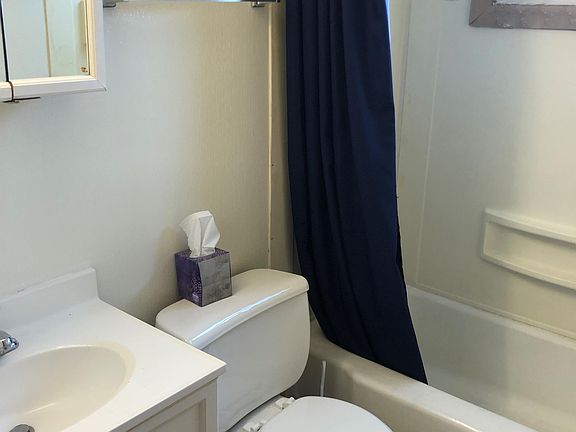 Bathroom, Tub-Shower