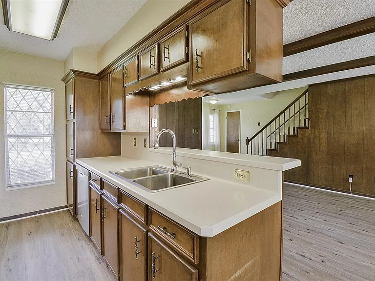 13915 Roundstone Ln — Photo 12