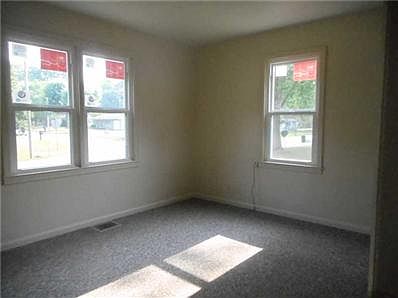 4th image of 6 Park Forest Dr