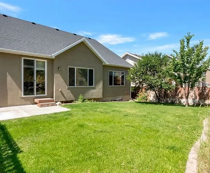 1848 W Woodview Dr — Photo 23