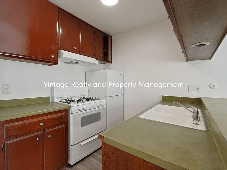110 E Grove St — Photo 18