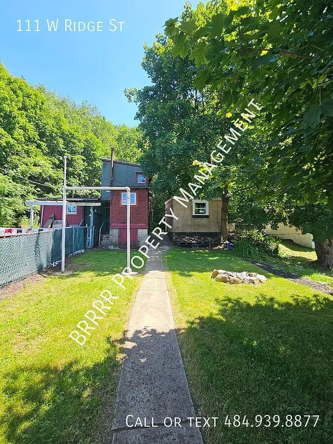 3 Bedroom 1 bath end unit row home with garage and off street parking — Photo 4