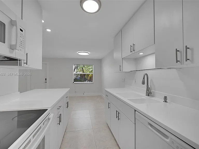 808 SW 12th Ct #808 — Photo 9