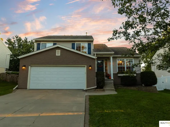15821 Cottonwood Ave, Omaha, NE 68136