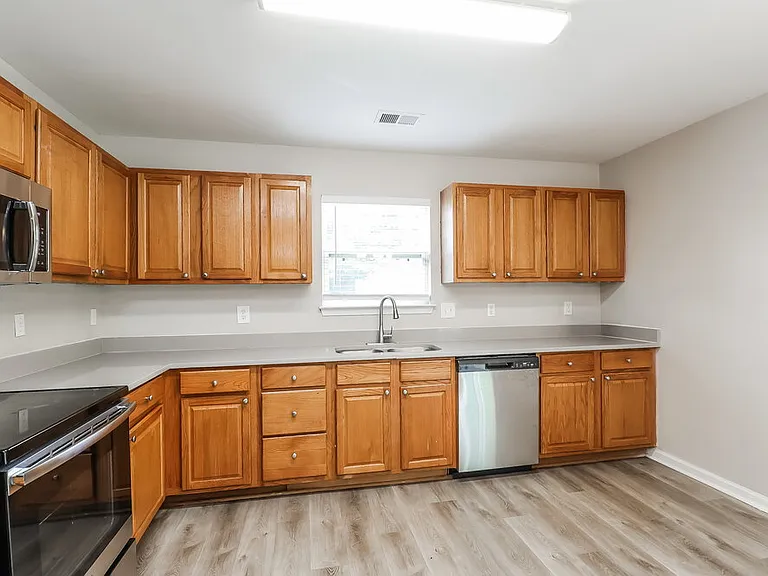 814 Oakshire Cir — Photo 9