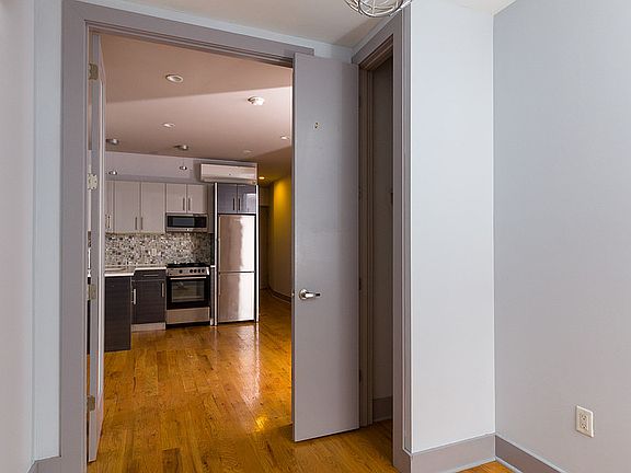 5th image of 292 Bedford Ave APT 11