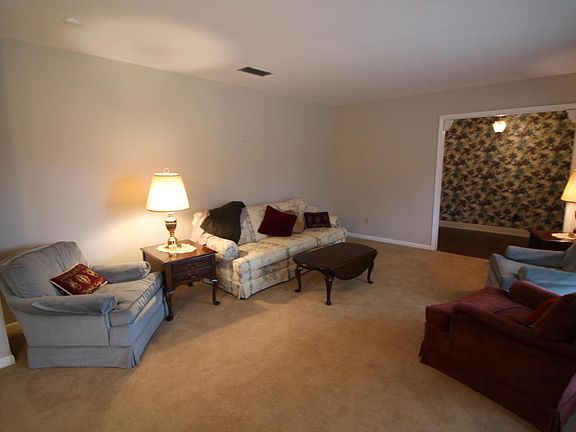 5th image of 105 Woodhaven Cir