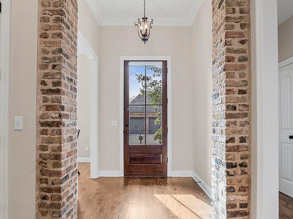 2nd image of 8 Enclave Cir