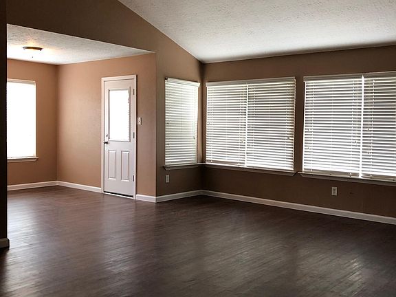 Living room - vaulted ceilings