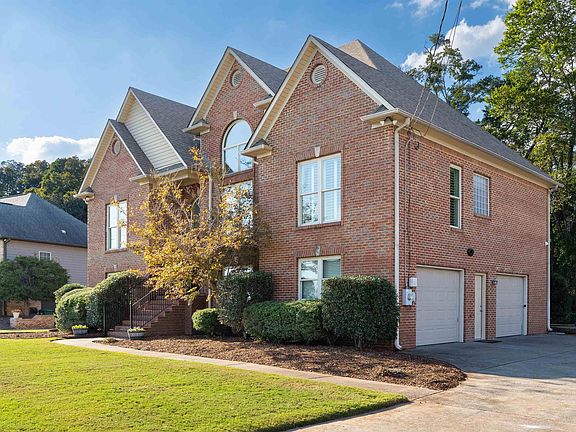 2nd image of 1022 Meadows Ln