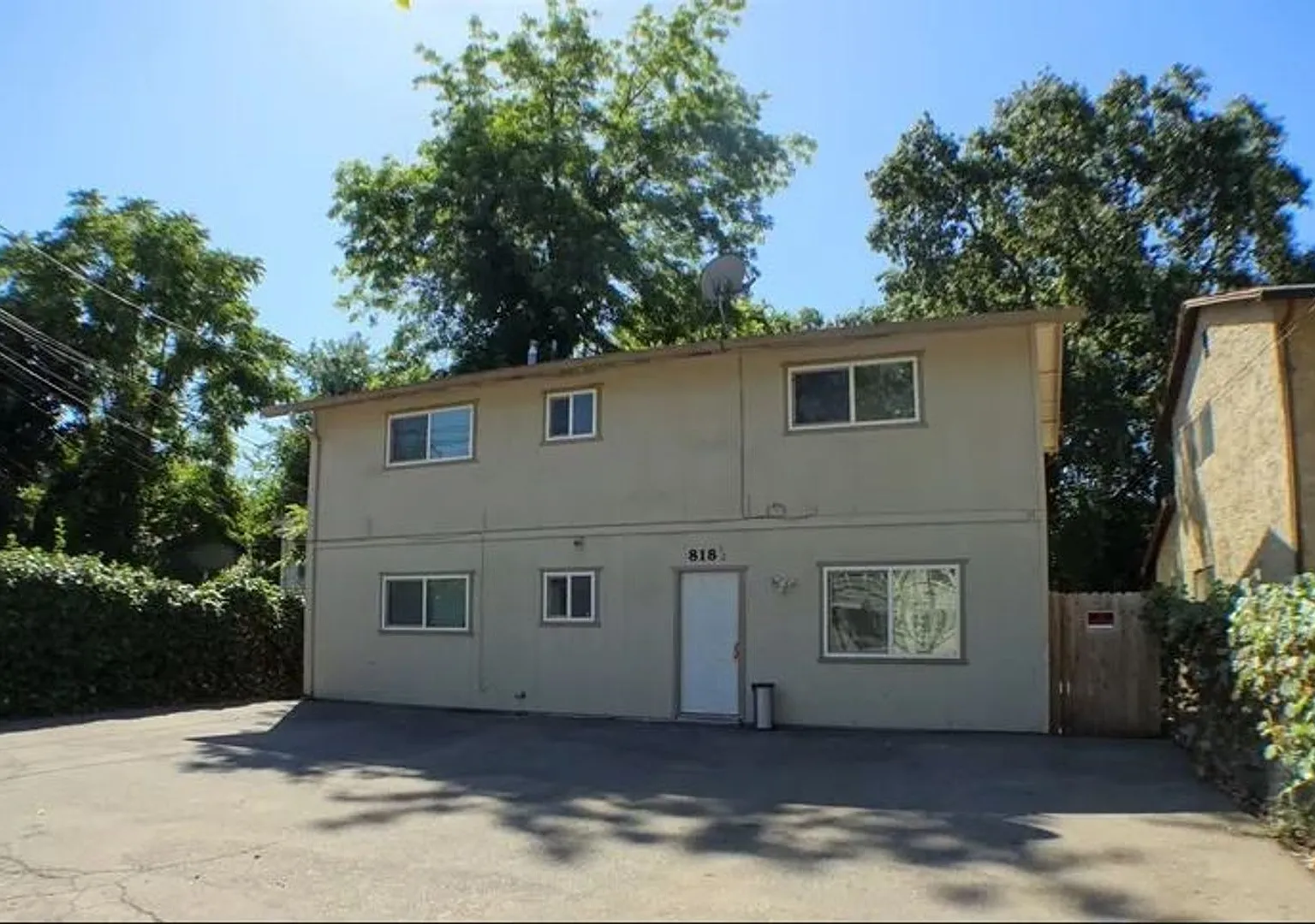 818 W 1st Street — Photo 1