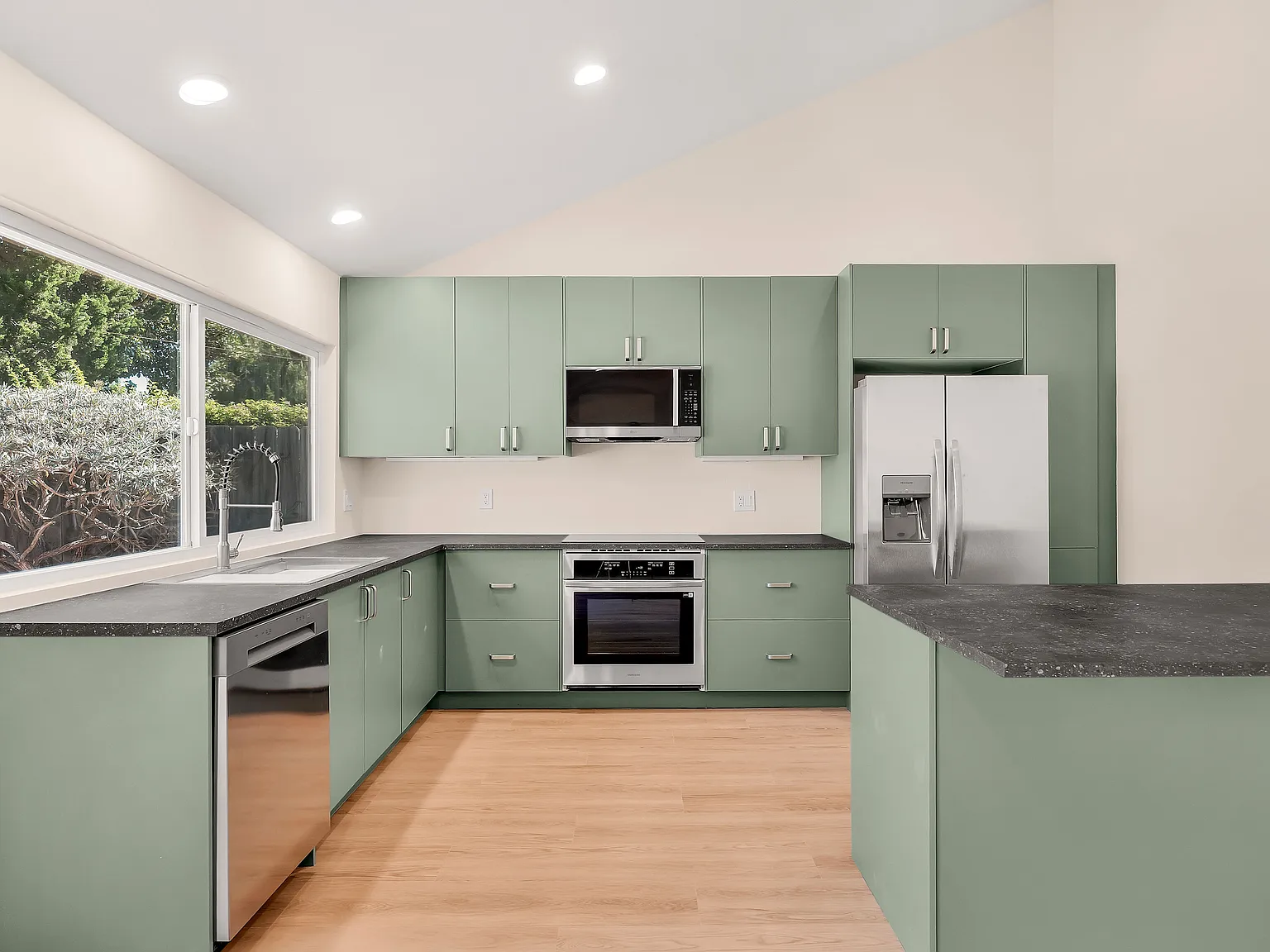 4 bed, 3.5 bath, 1672 sqft, $6,495 — Photo 3