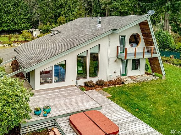 Check it out!  Hello sunshine.  Enjoy a sunny day from the deck, from the hot tub, from the balcony.  Ahhhh! 