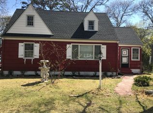 7 Elizabeth Ave, Hampton Bays, NY 11946
