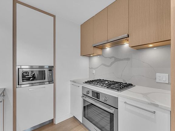 4th image of 567 Clarke Rd #3305